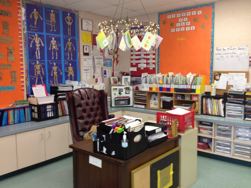 teacher_desk_area-1024x768