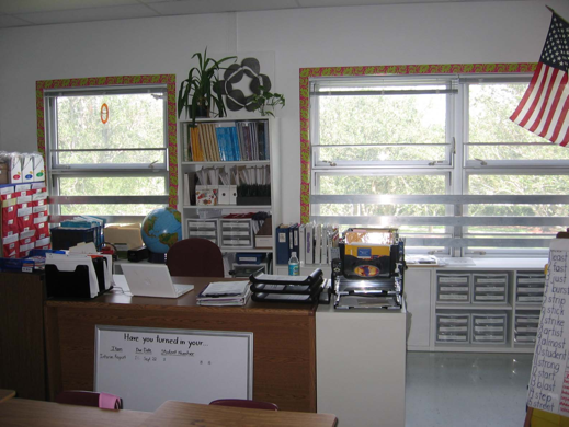teacher_desk_organization_3